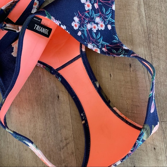 👙 Triangl Delilah Floral neoprene bikini 👙 - Picture 6 of 8